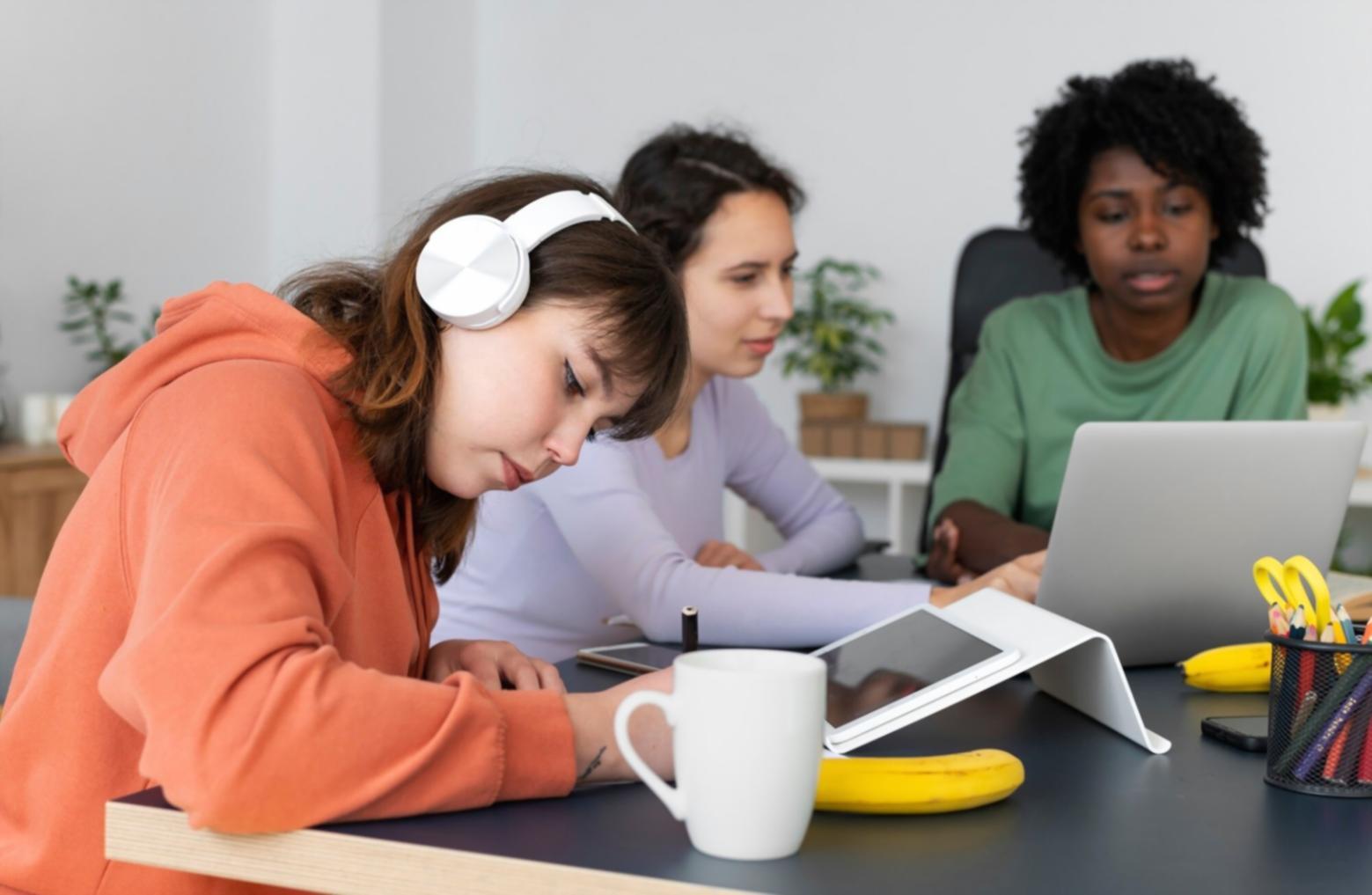 Équipe d'experts en finance analysant les tendances du marché boursier